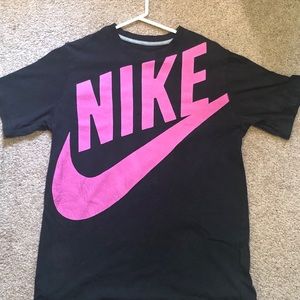 BIG NIKE LOGO TEE